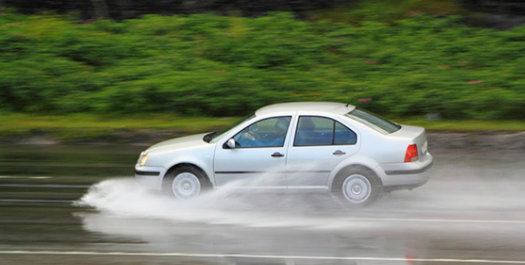 人保车险|暴雨来袭，车险如何守护你的座驾？