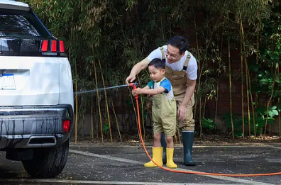 人保车险|高温下的守护:助您应对夏季行车挑战